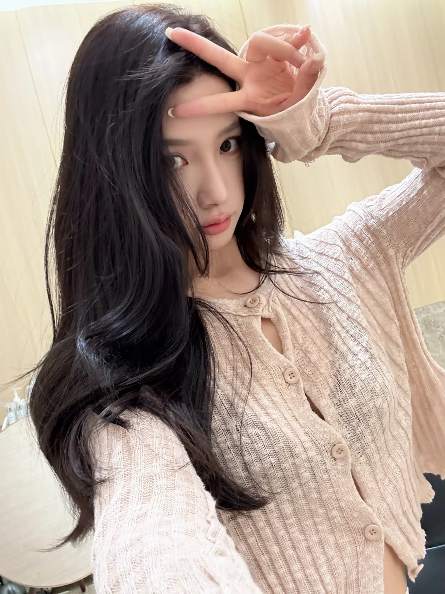 👩🏻
