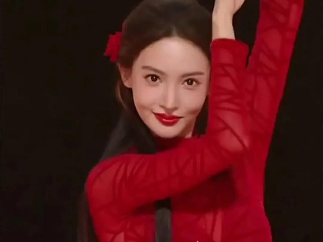 金晨一跳舞就在发光！
在《现在就出发》第三季“舞蹈狼人杀”环节中，金晨即兴演绎爵