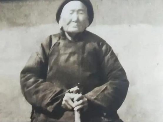 1941年，一位老妇人主动请当汉奸的侄子吃饭。突然，她神秘兮兮地说：“孩子，帮我