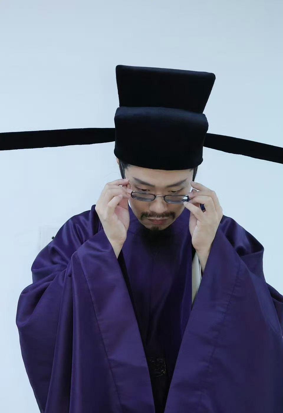 真的不敢相信这是同一个人，喜人里是搞笑担当，现在却冷峻深沉，眼神全是戏。 ​​​