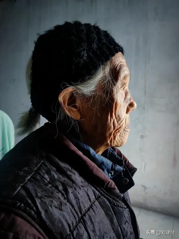 四个儿子争着养95岁老母亲 嘿，村里老王家出了件稀罕事儿！四个儿子在院子里吵得那