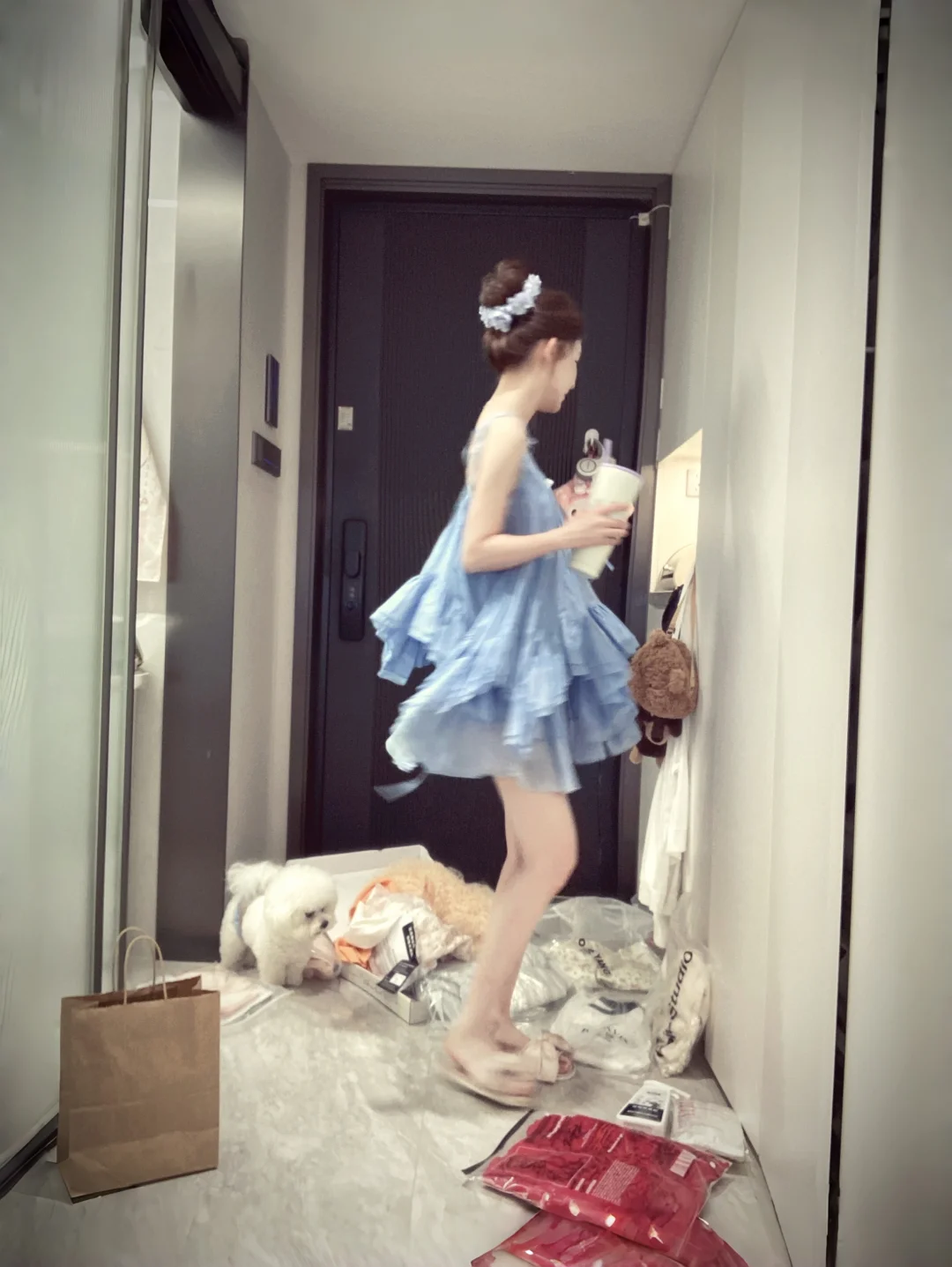 她又嘀嘀咕咕说自己没衣服穿了