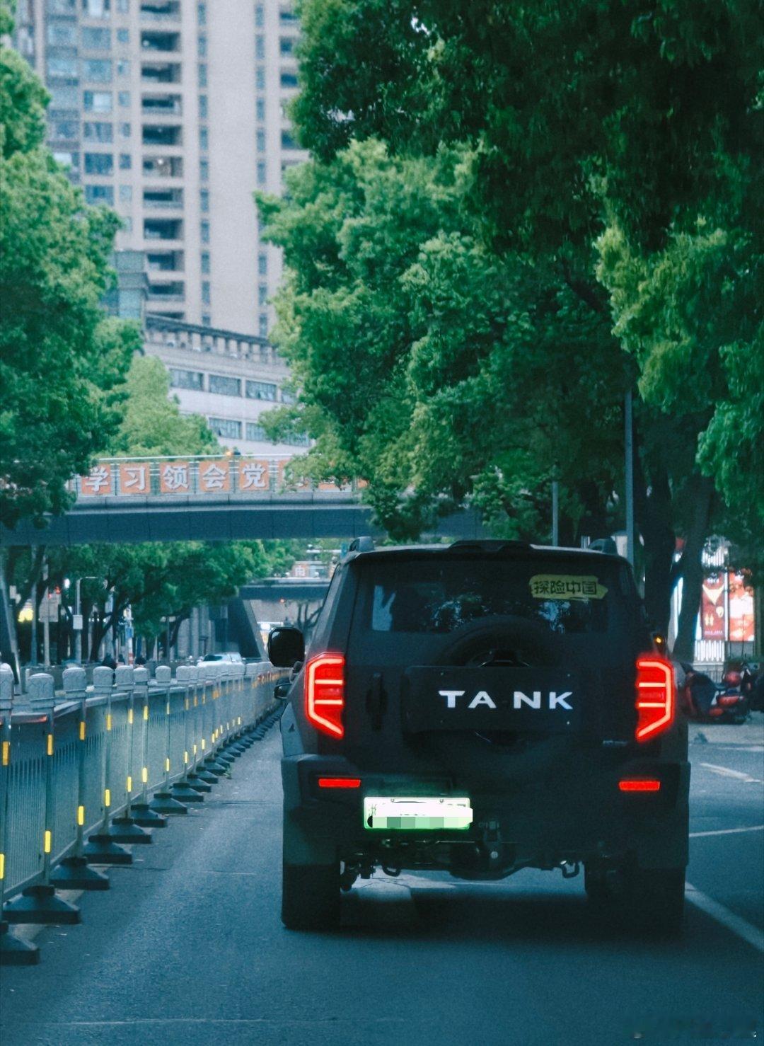 疾驰而去的坦克是去看坦克700上市发布吗？别说，在方盒子的车型里，坦克还是有着独