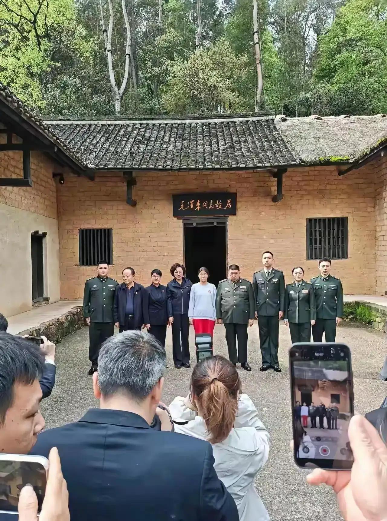 他们是毛主席的后人，
他们在参观毛主席故居，
他们在缅怀毛主席的丰功伟绩，铭记毛