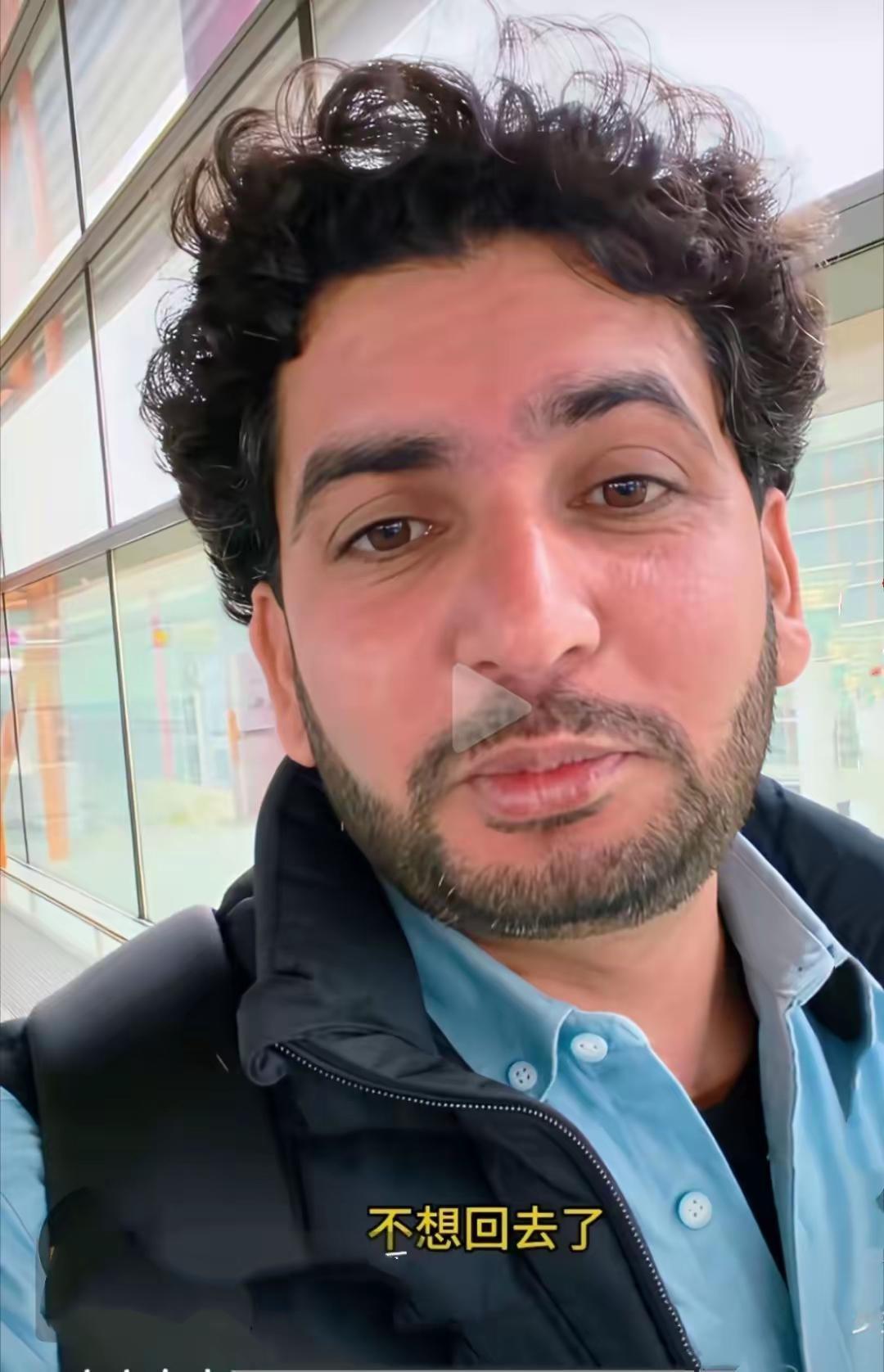 刷到个视频特有意思：印度大哥在国内机场拿着回印度的机票，对着镜头说多爱中国、多舍