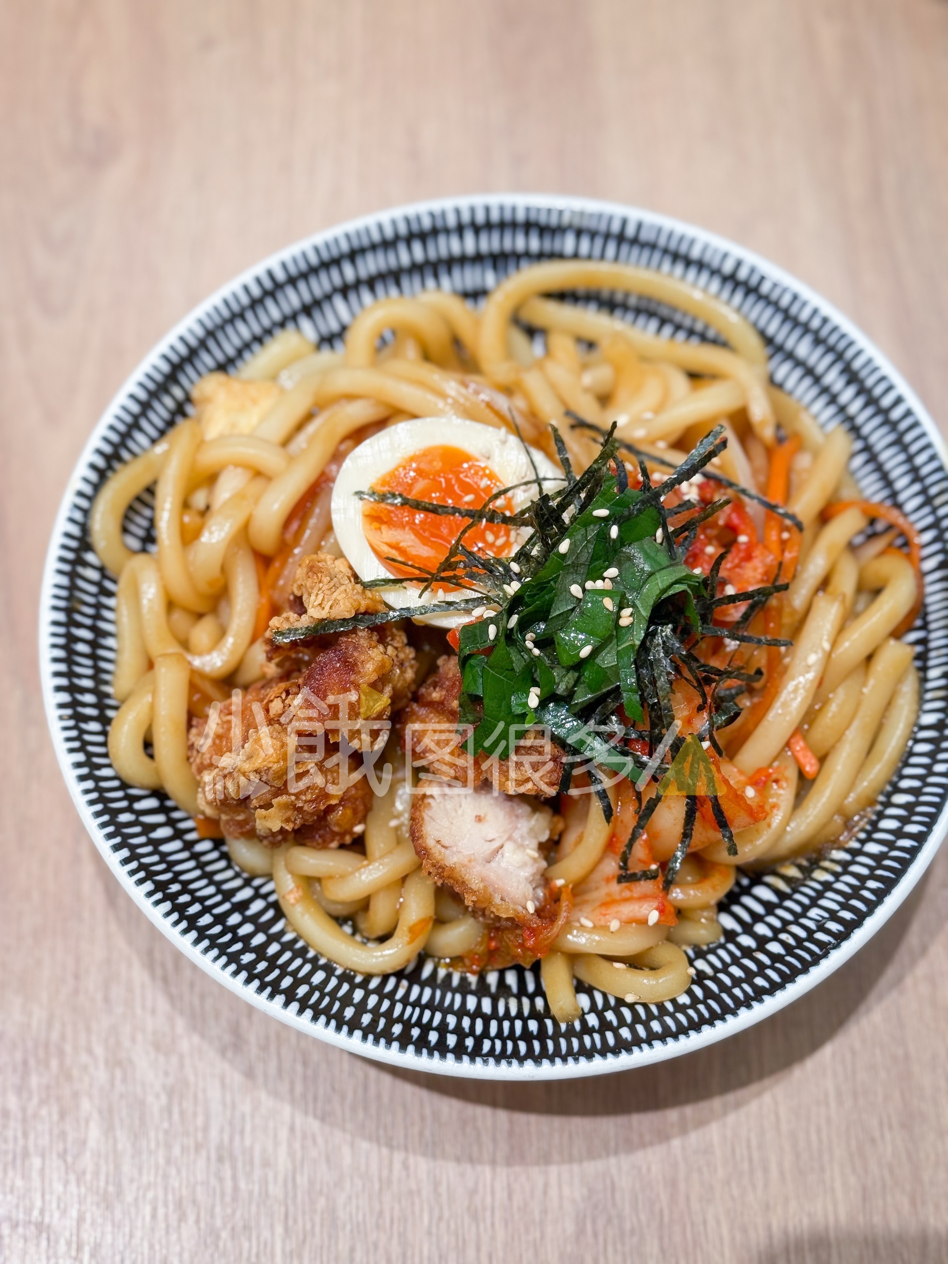 打工人口中吃顿好的 等么老师打包煎饼的空档迅速扒完一碗乌冬面和糖水芋圆，待会儿干