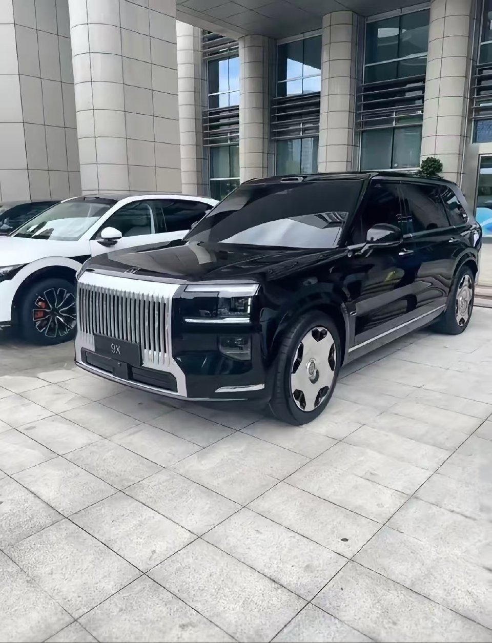 几十万的车，像劳斯莱斯的车头，极氪9X霸气吗？ ​​​