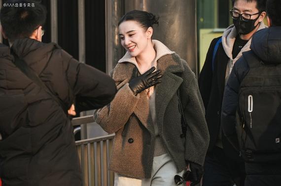 人在衣服马在鞍， 这句话对也不对！

 要说这句话对是指同样一个人穿不同的衣服，