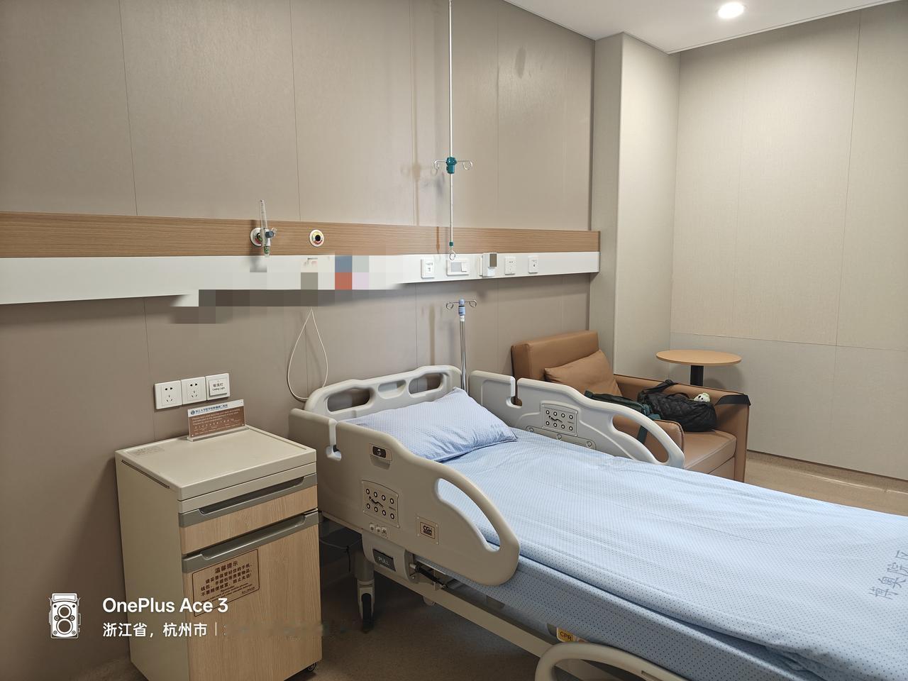 今天上午带老战友老胡顺利住进浙江大第二附属医院了。住个高间。
老胡一进房间，看条