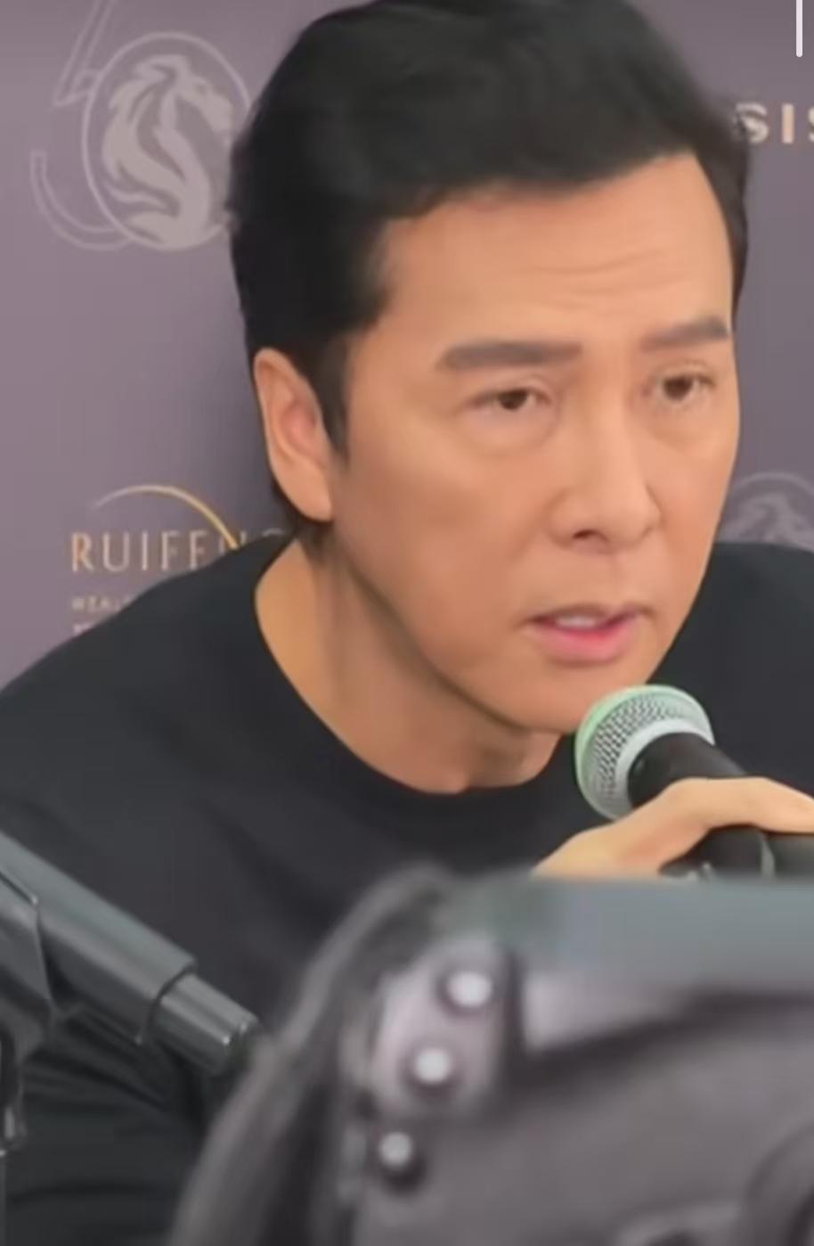 58岁的陈小春给所有男人提了个醒娶妻一定要娶贤，不信你看甄子丹，愁的大眼袋都出来