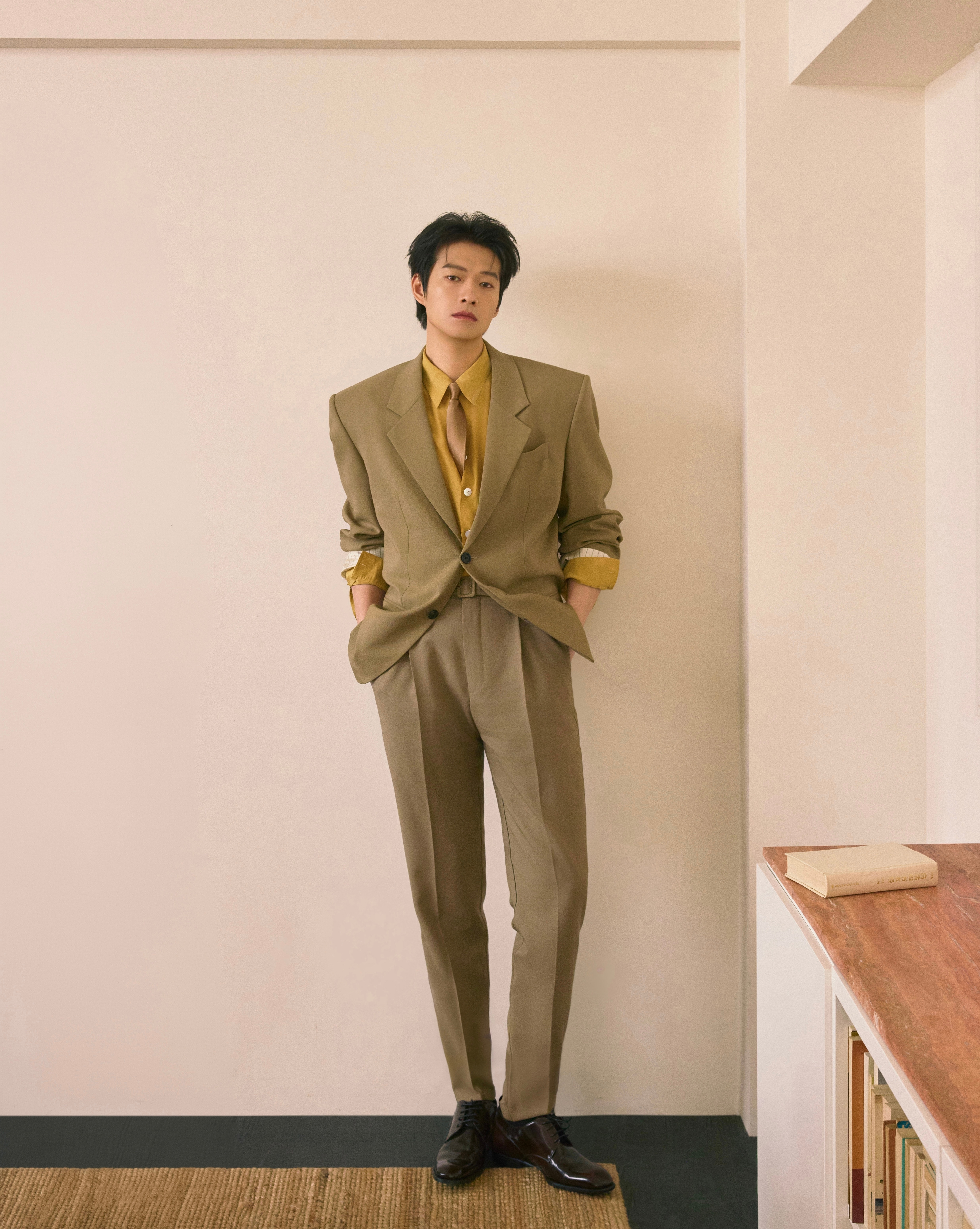 魏大勋今日出席微博之夜活动造型图集，身着Saint Laurent 2026夏季