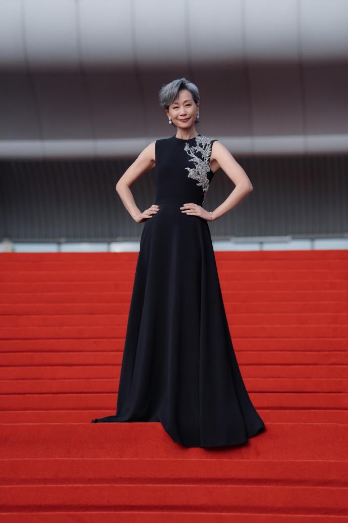 最近叶童亮相西宁，这次她是去出席电影节的，她穿了一件黑色的长裙，尽显优雅高贵之美