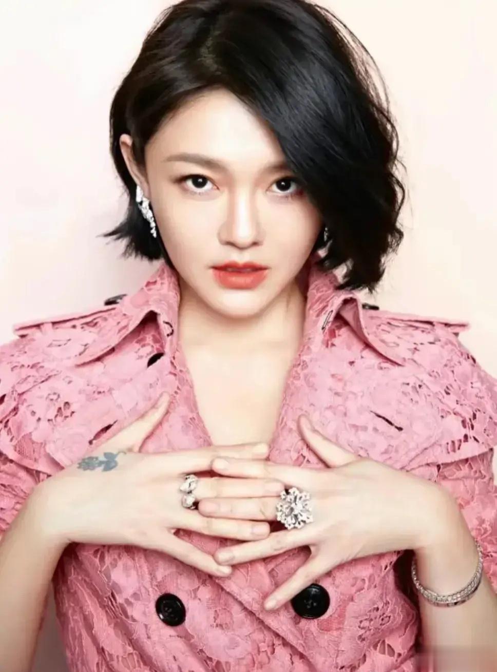 #大S亲密关系 情感的高位#大S在任何恋爱和婚姻关系中一直都处于主宰地位，亲密关