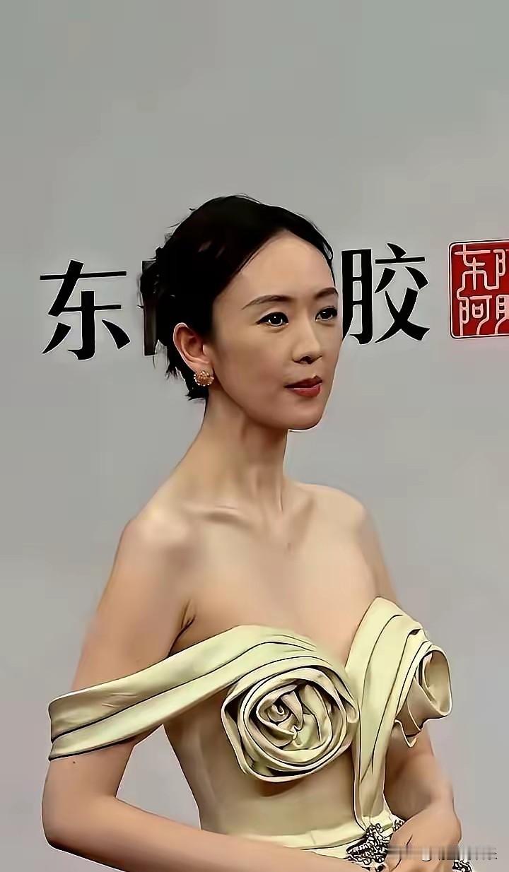 女人到了一定年纪还真不一定越瘦越好看，看童瑶就知道，
她一直保持着十分苗条的身材