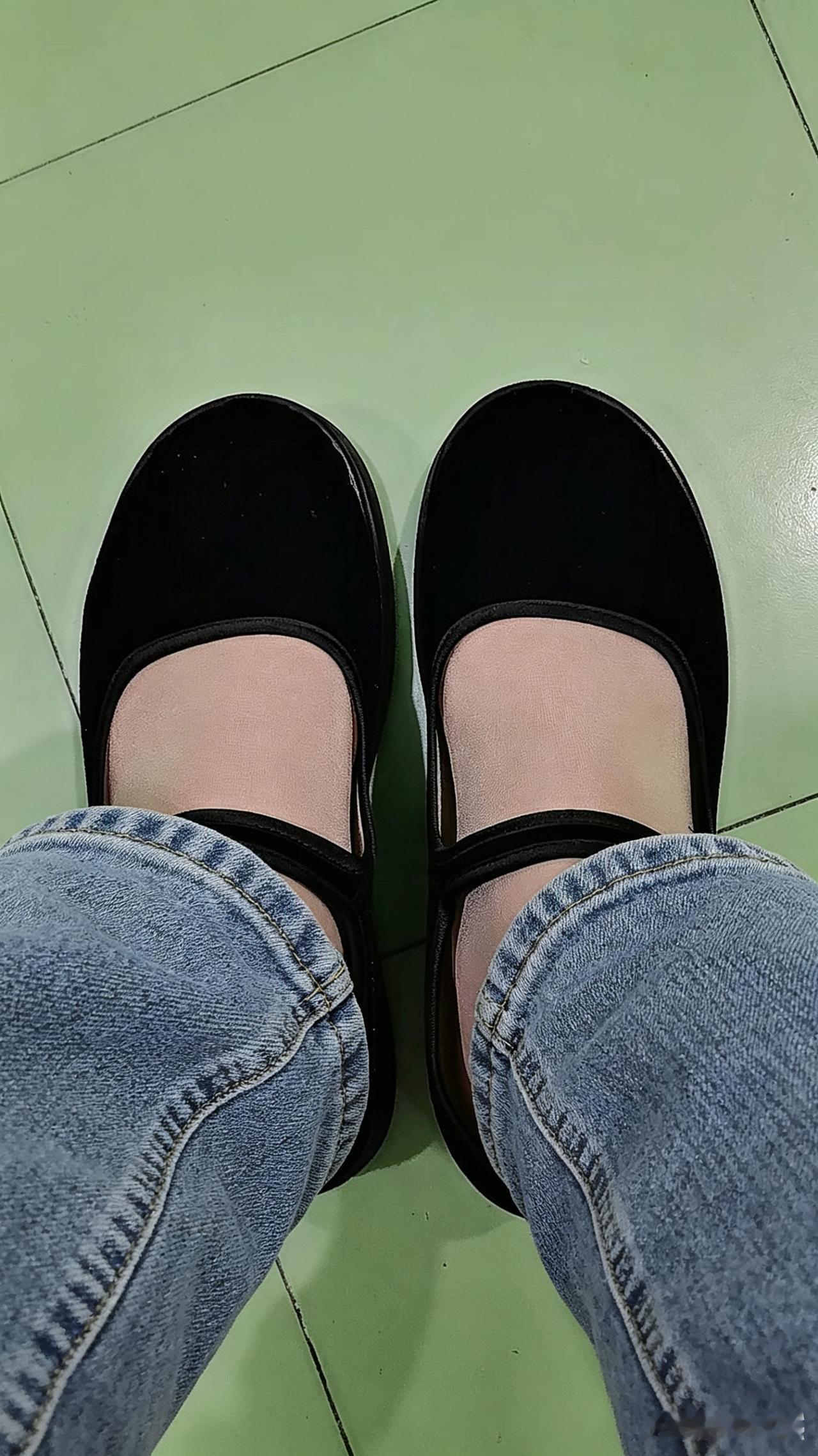 也许这就是老了！今天去商场买鞋，转了一圈，我什么鞋都没相中，就看中了一双普普通通