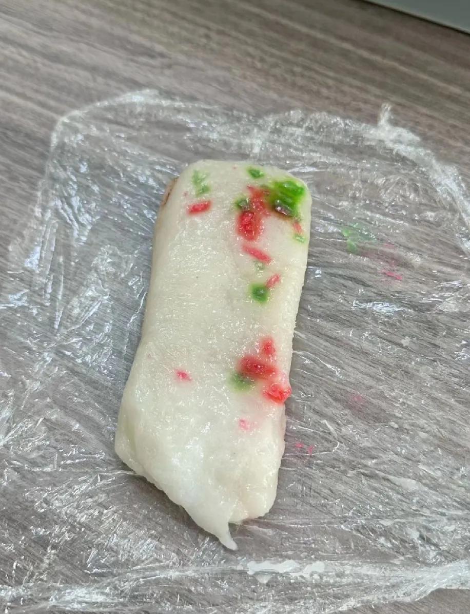 今天揣了块重阳糕上班，刚拆包装就被同事围了：“这啥？是年糕还是糯米糍？”
 
我