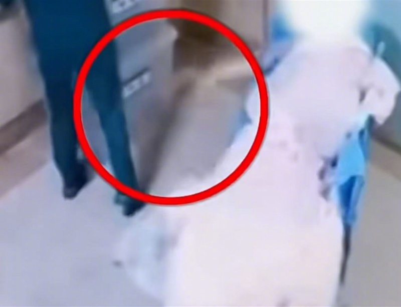 【宁德一新生儿转运时坠床，医院称系护栏未锁紧！涉事人员停职】#医院回应新生儿转运