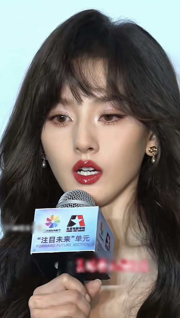 宋祖儿这个怼脸在绝对的美貌面前不存在镜头霸凌 