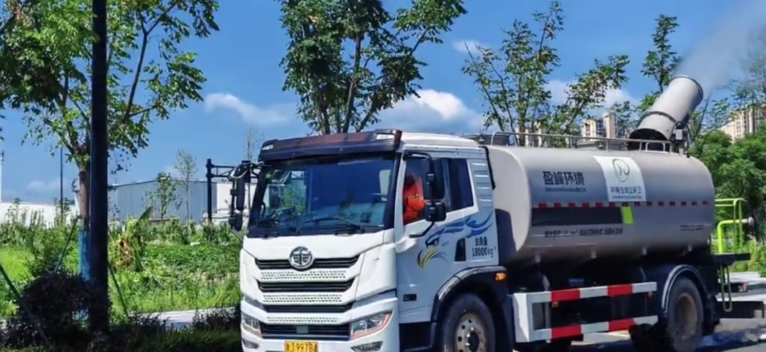 台州高温作业有凉策路桥城管启用多辆环卫车辆循环洒水降温，打造移动降温幕布，环卫驿
