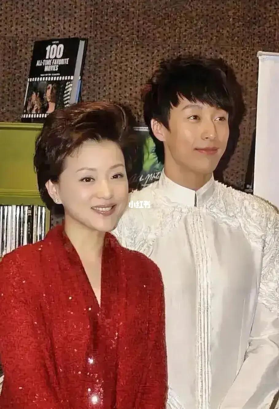 杨澜的儿子今年24岁了，取名吴所谓，女儿取名吴所惧，两个名字极具特色。
    