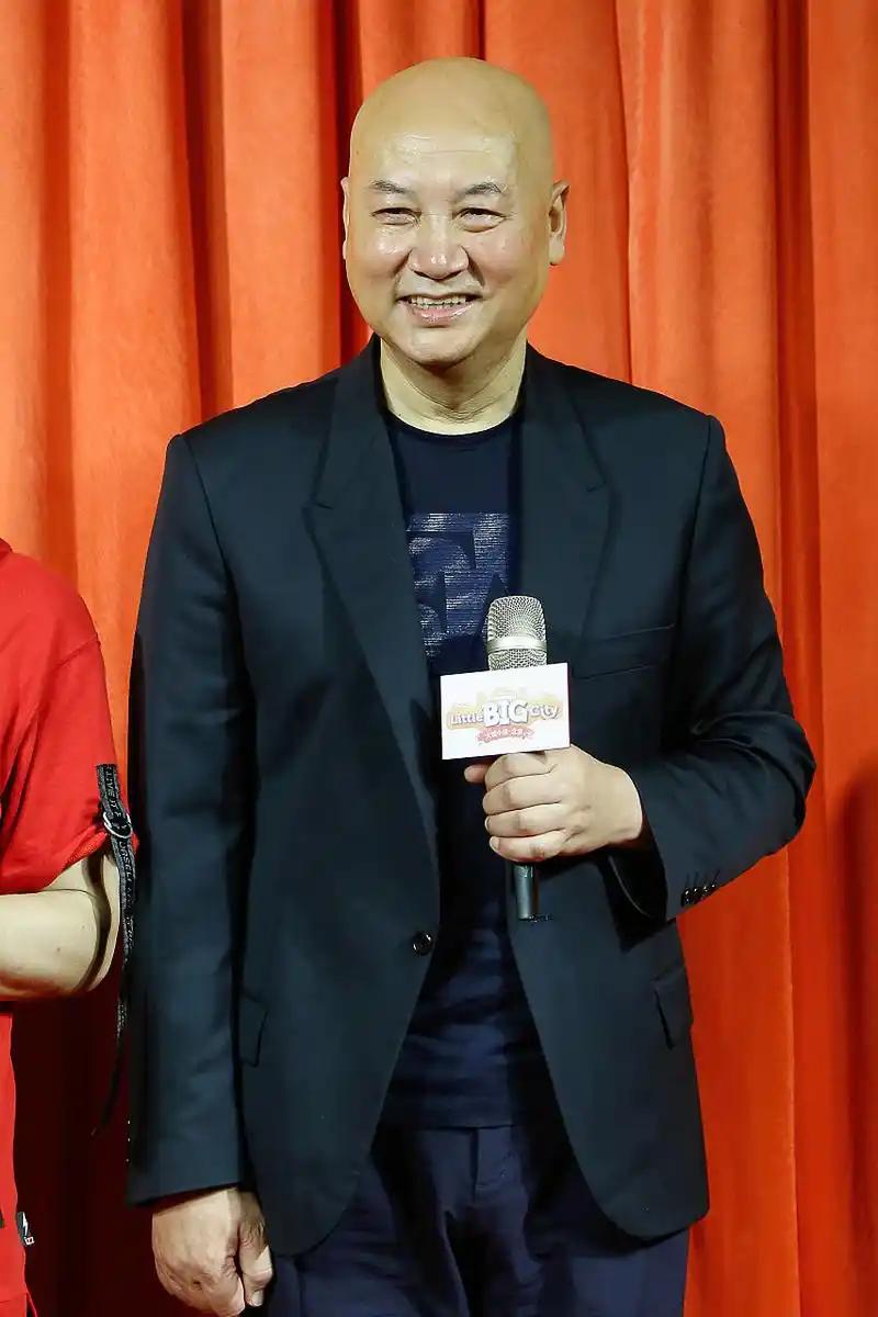 10月10日，73岁的迟重瑞与继子赵勇一行到访河北保定首衡国际花都考察，现场不少