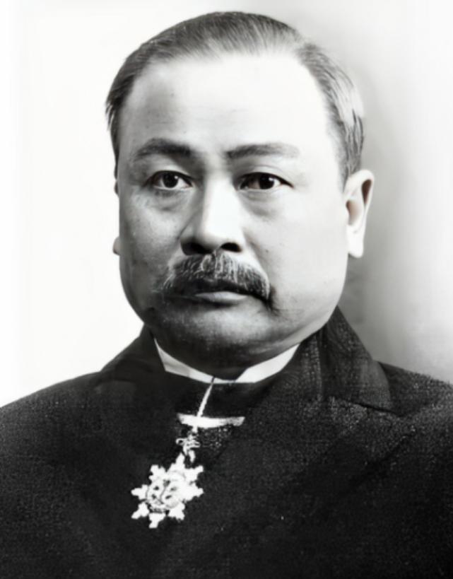 1982年，铁道部决定为詹天佑迁坟，未曾想，在挖开詹天佑墓的瞬间，竟看到棺木里流