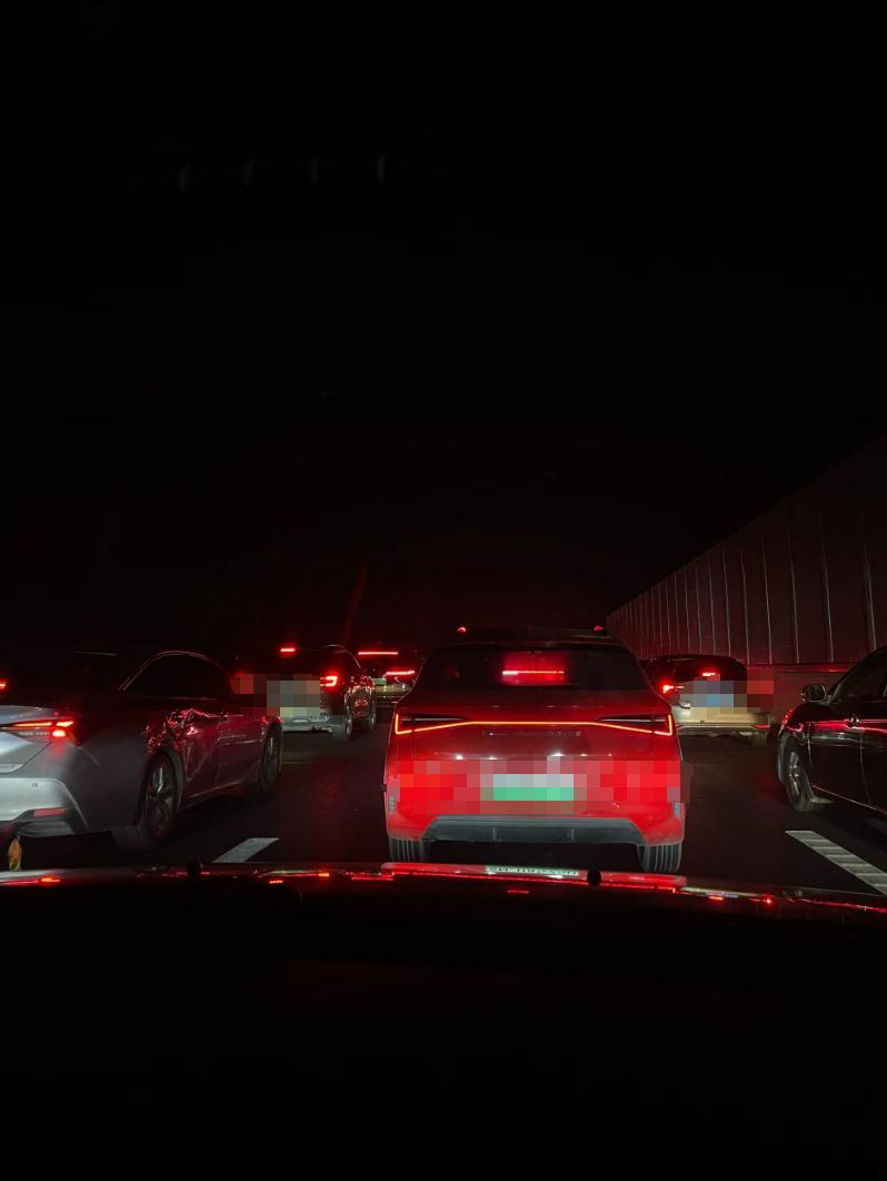 从毕业就一直在家附近的城市工作生活，一直到现在，从没有想过去外地
每年过年走亲访