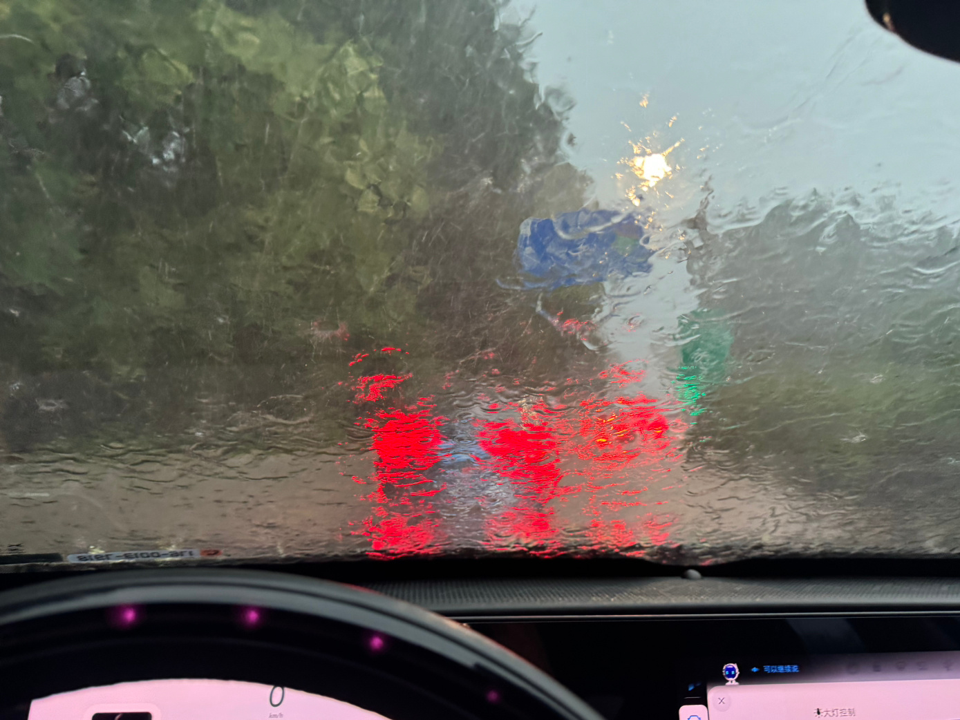 #北京暴雨#好像很少有人会开雾灯？暴雨记得开启雾灯，比双闪好使，能见度实在太差找