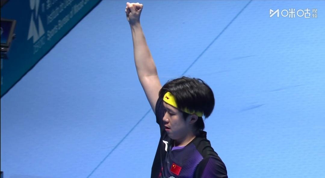 王楚钦局分1：3落后，第5局开局仍2-4落后，他撕去左胳膊红色肌贴，准备决战了！