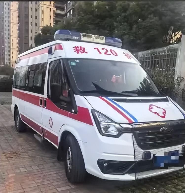 山西阳泉，85岁的老人病重，叫了急救车，他们到来之后，老人女婿就让他们帮忙抬老人