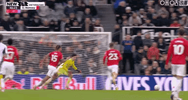 英超联赛这一次犯规应该没什么争议吧？拉姆塞这一次跳水，让曼联多打1人曼联VS纽卡