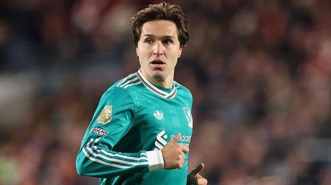 罗马诺爆料尤文图斯已正式联系利物浦，表达了对基耶萨可能在一月回归的兴趣。最终决定