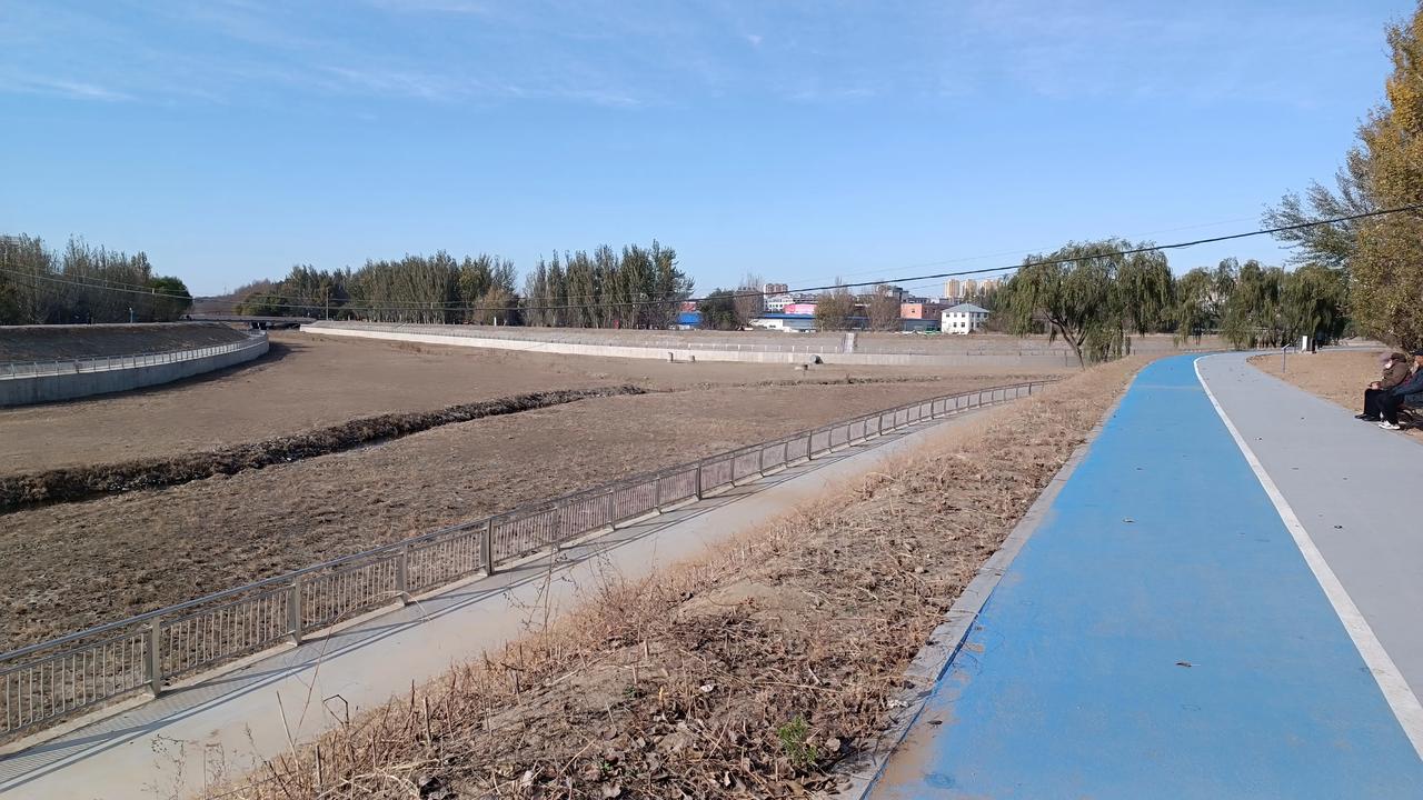 西出口细河大坝护堤工程历时2年多，终于以崭新面貌呈现给市民。此项工程既养护了河道