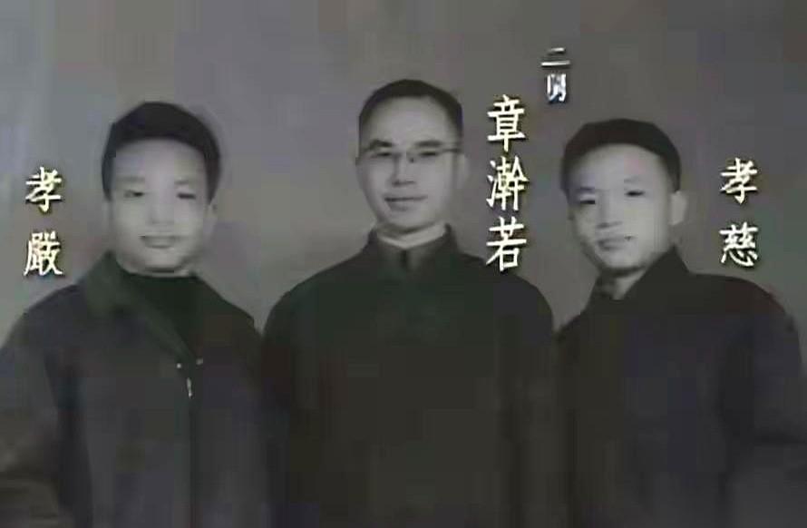 台北市长蒋万安，提起自家的“亲爷爷”蒋经国，出口的第一句从来不是“爷爷”，而是极