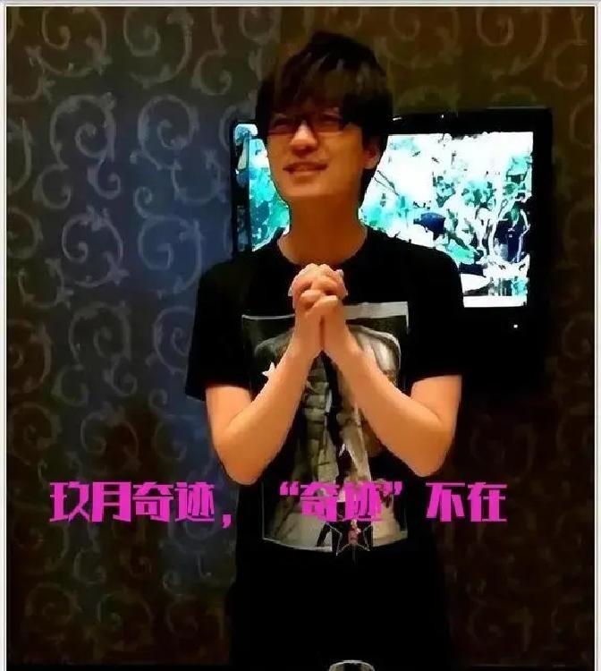 玖月奇迹散伙七年，王小玮把商标揣兜里，双排键弹得飞起，商演排到今年底。
王小海没
