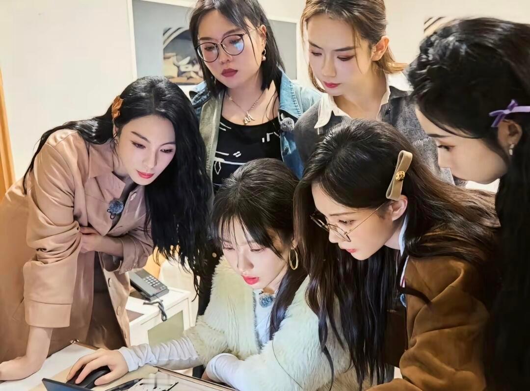 《女子推理社》不仅情节引人入胜，更在情感层面深挖细掘。剧中，无论是友情的相互扶持