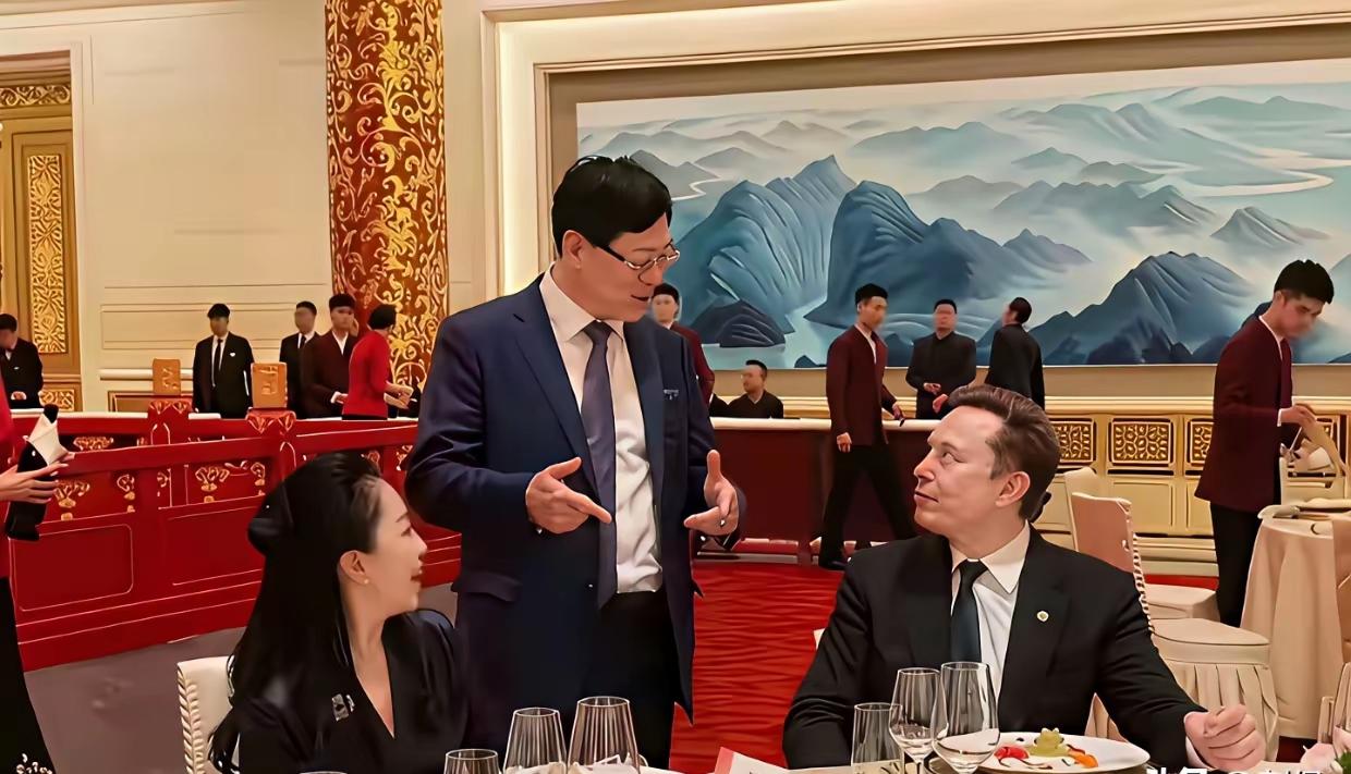 时隔十二年，马斯克与杨元庆再次相遇，两人成就早已高下立判。想当年，杨元庆仗着联想