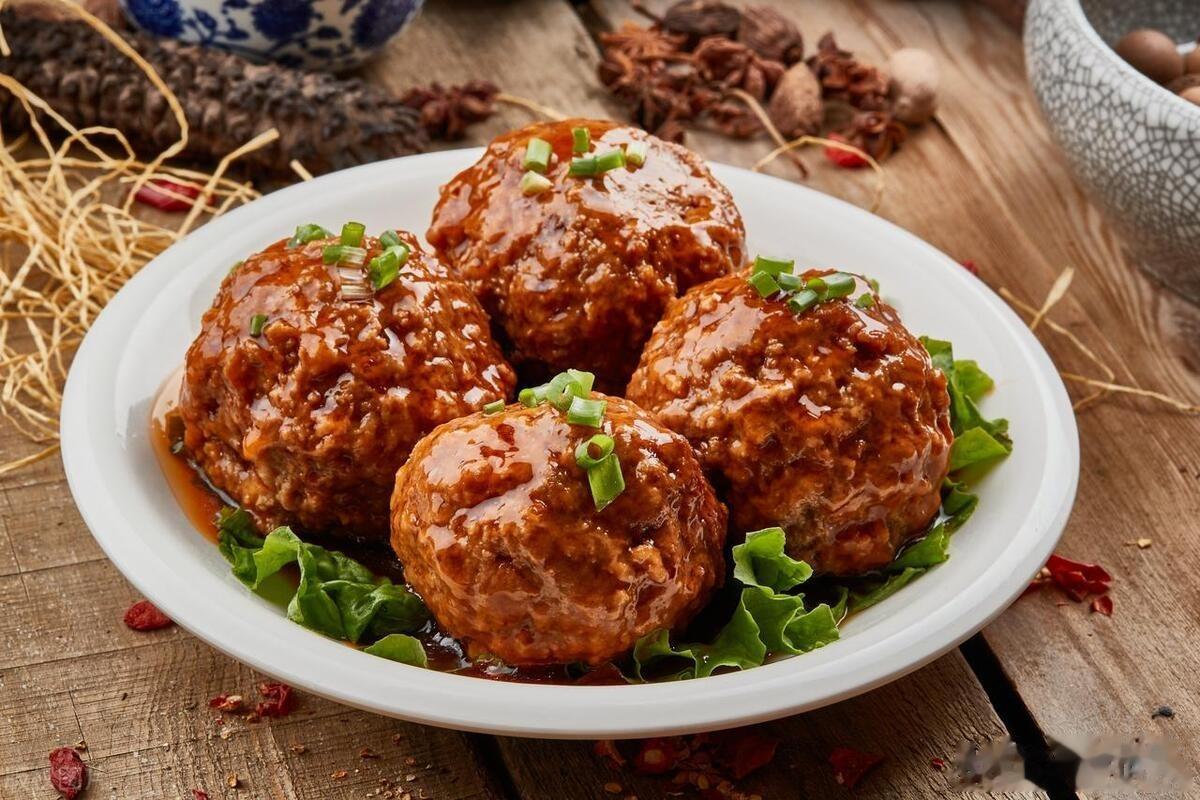 做肉丸子，放料太多难怪不好吃，只需1味料，滑嫩鲜香，不腥气
制作肉丸时，选择三肥