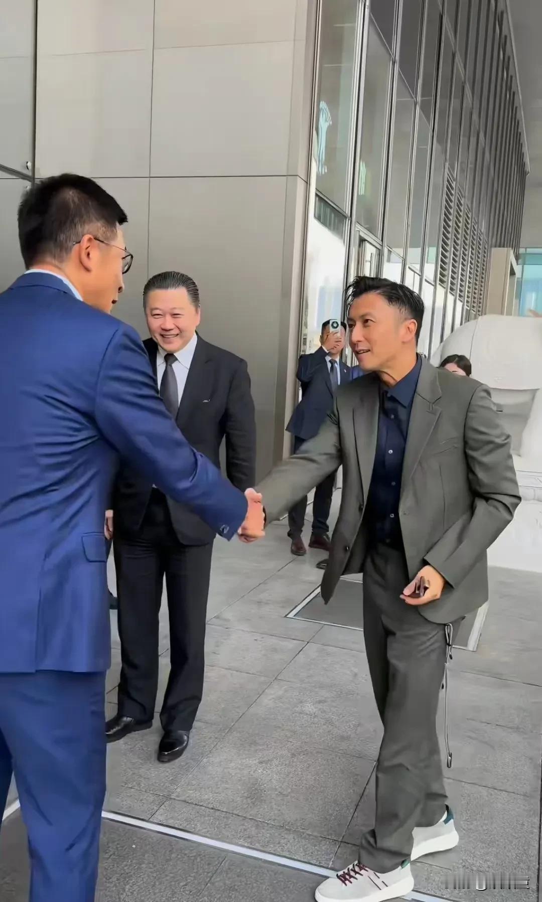谢霆锋今天现身正大集团中国区总部！
这次他不是以艺人身份，而是锋味派创始人身份到