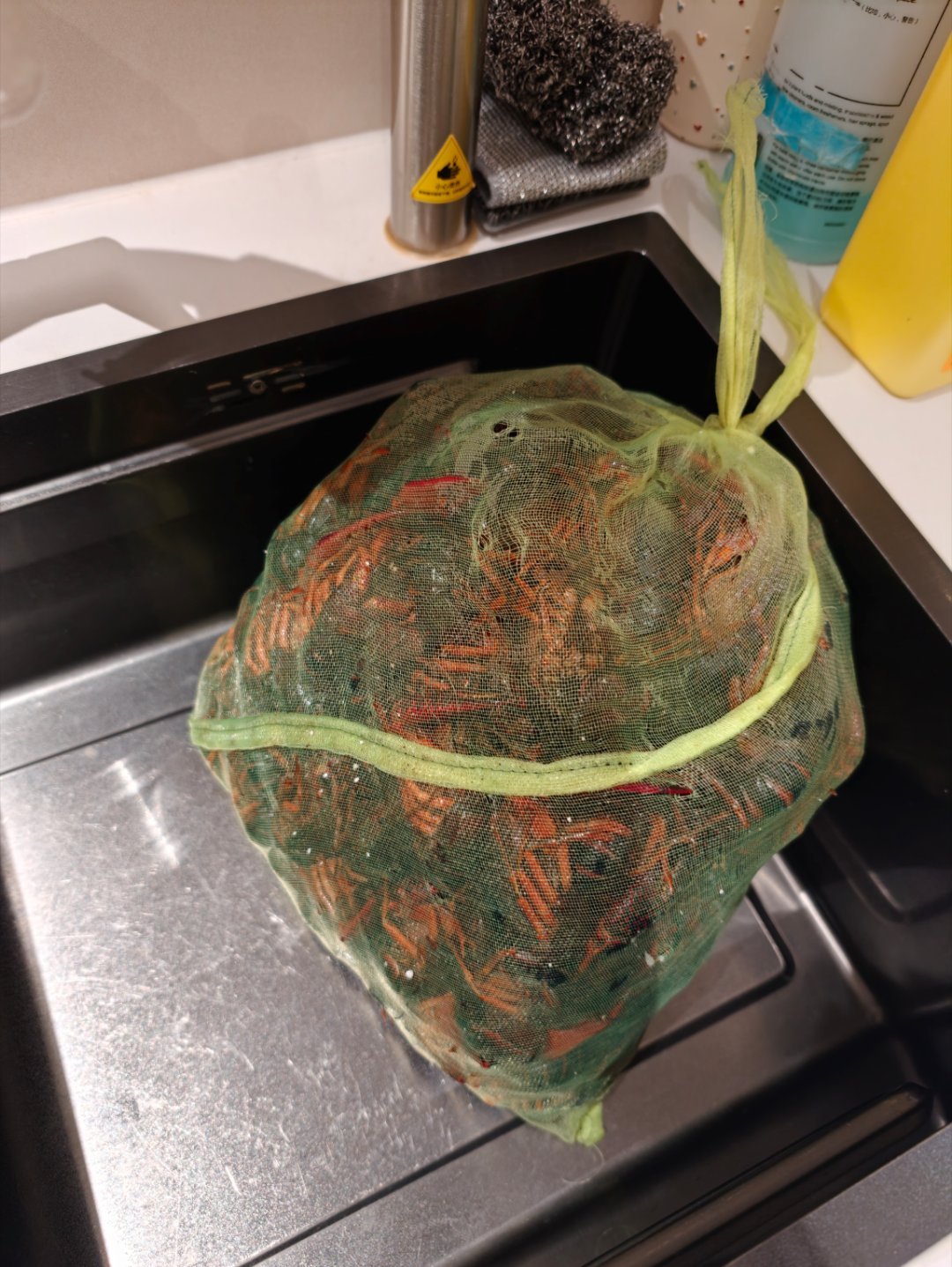 有个粉丝送了 12 斤的小龙虾，都很大只方老师带着全家去泰国了我后天又要连续出差