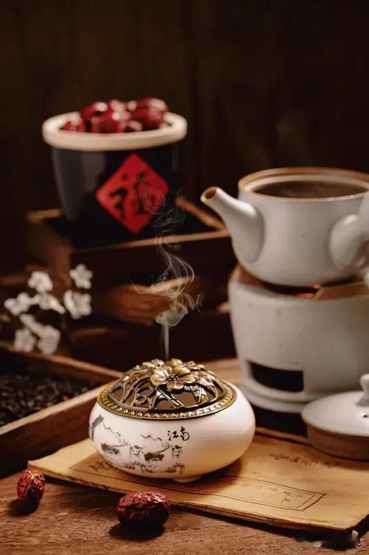 您发现了吗？
最好的养生，
其实就是好好睡觉。

夜里若睡得踏实香甜，
清晨醒来