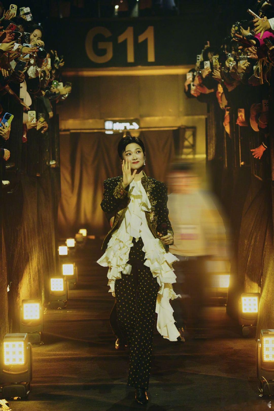 李宇春向粉丝述职 南京开唱不忘跟粉丝汇报新专辑进度！现场喊话制作老师提速，演唱会