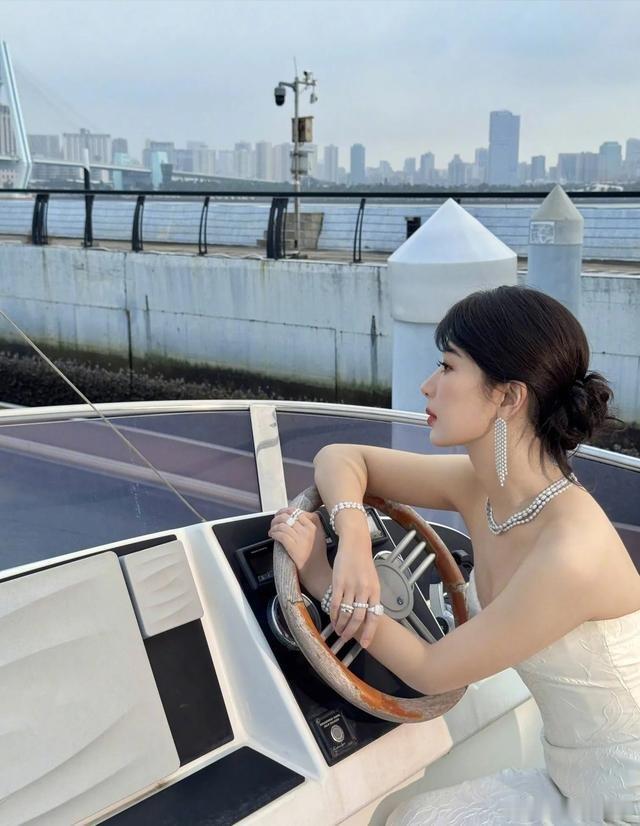 杨紫性感白色抹胸礼服杨紫第31届白玉兰奖