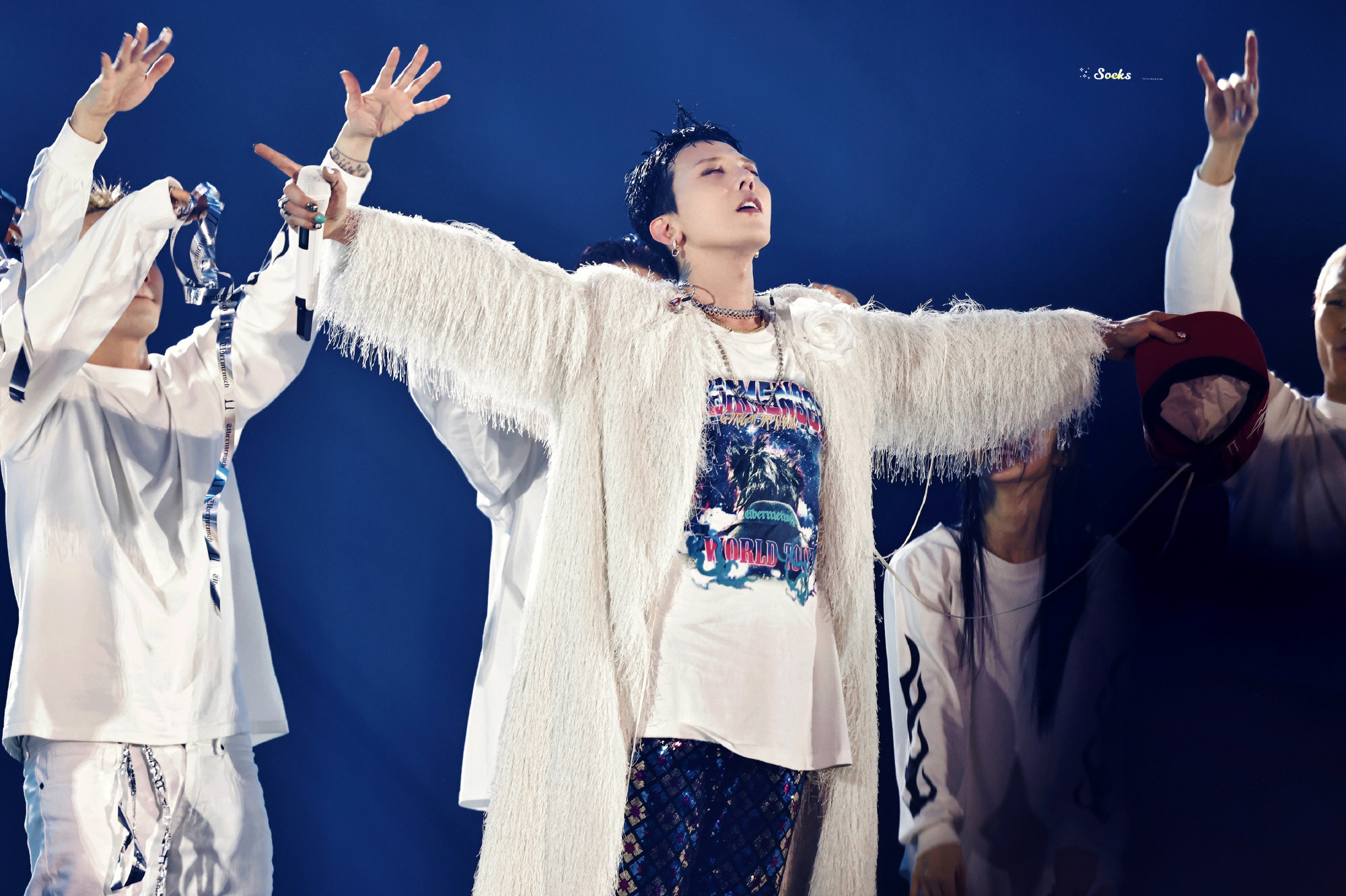 骄阳似火，天空依旧是那片陌生又遥远的天空，没有丝毫变化，湛蓝湛蓝的，特别美。已经