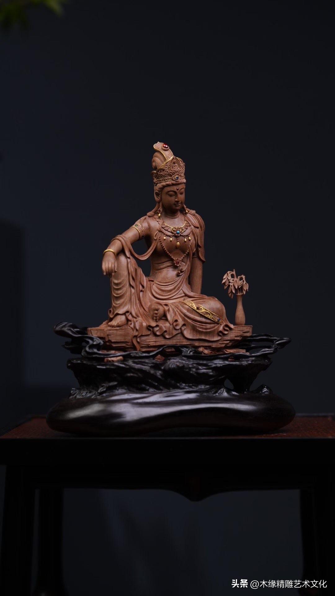观音之美，不只在庄严，也在那份自然舒展的姿态。

这尊老山檀香自在观音，斜倚流云