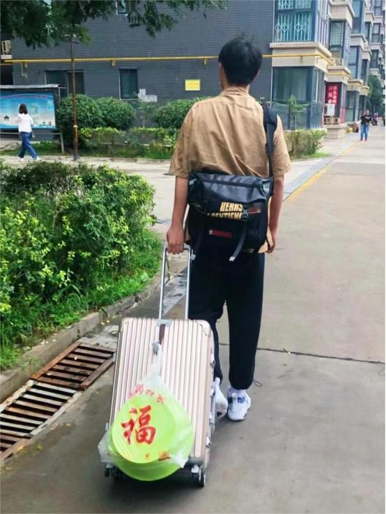 10年前，我资助一女寡妇的儿子上学，5年花了18万。昨天，他带女友来我家，我做了