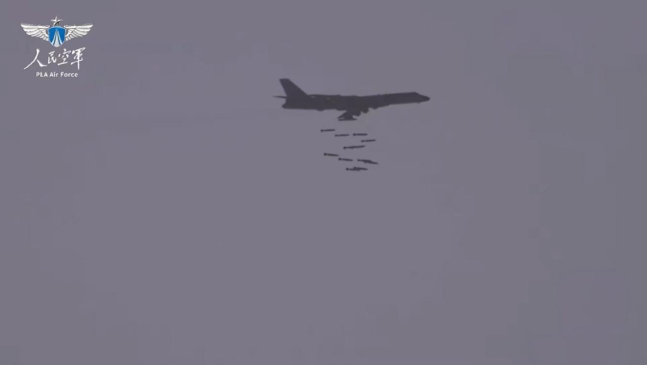 不会打火箭弹的飞机不是好战斗机，和这个相似轰-6也不能只发射导弹，同样也有传统铁