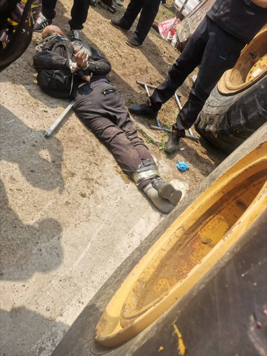 秦岭笑谈 装载机司机终于被绑粽子了，现场的人很勇敢很给力!这是在救他，也是救了更