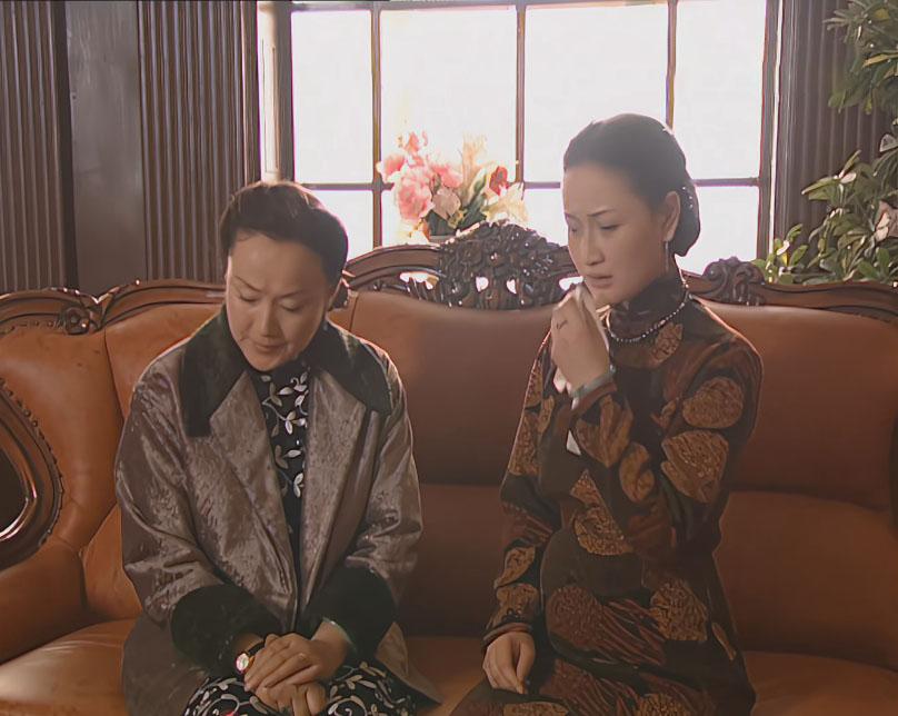 吴佩芳怀孕了还穿旗袍，不勒吗？

不过以前人，衣服种类比较少，孕妇装可能不多吧。