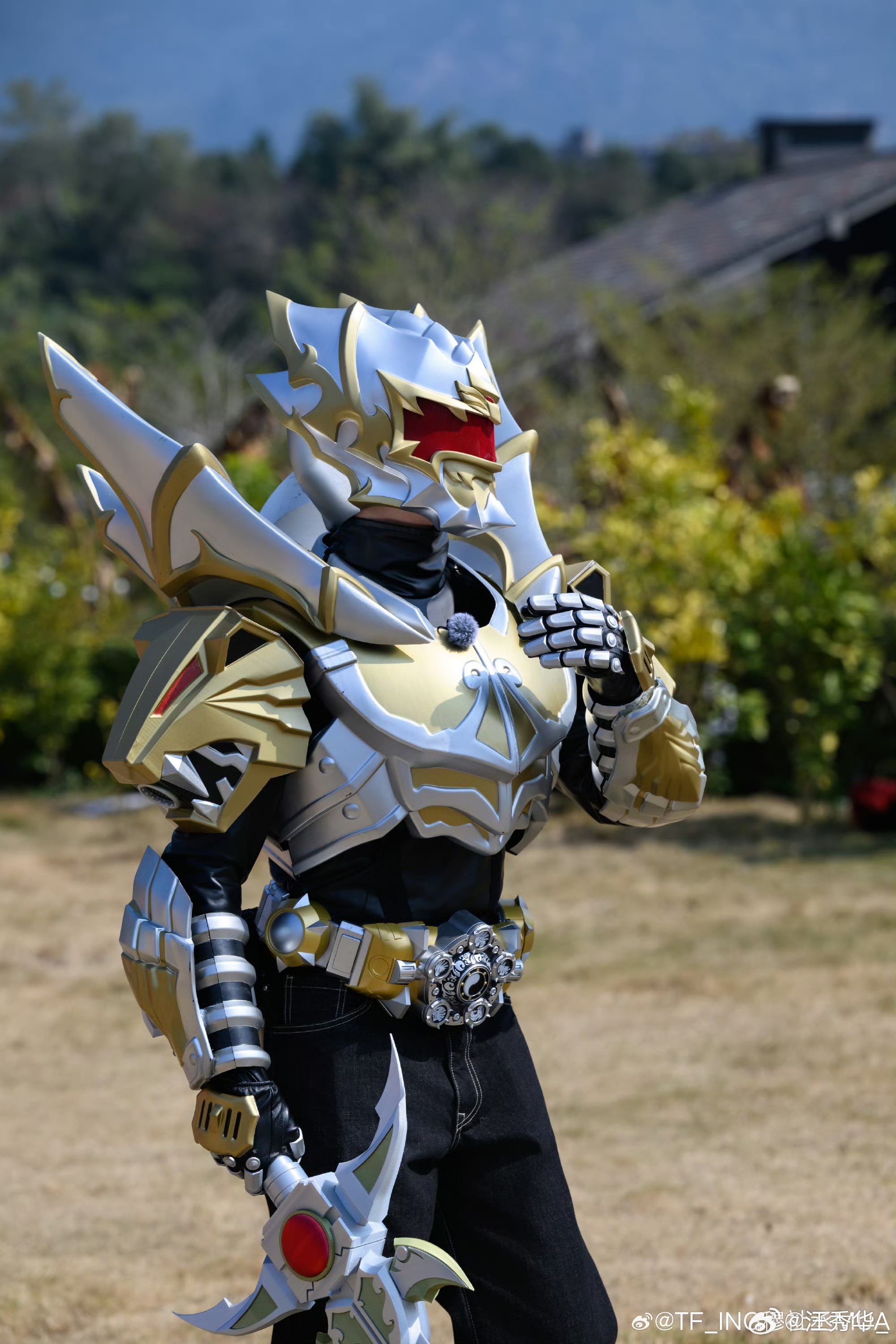 穆祉丞站着干饭真的好吃！无论是什么美味请全部来到丞丞的手心！😼☝️穆祉丞周五晚